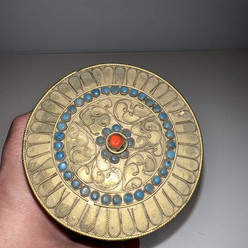 Caja de baratijas de latón vintage ornamentada Tíbet Nepal bote con tapa coral turquesa - Imagen 7 de 15