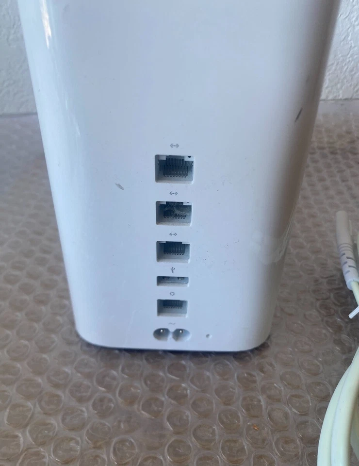 Apple AirPort Extreme A1521 3-Port Gigabit Wi-Fi 802.11 AC Router ME918LL/A - Image 3 of 4