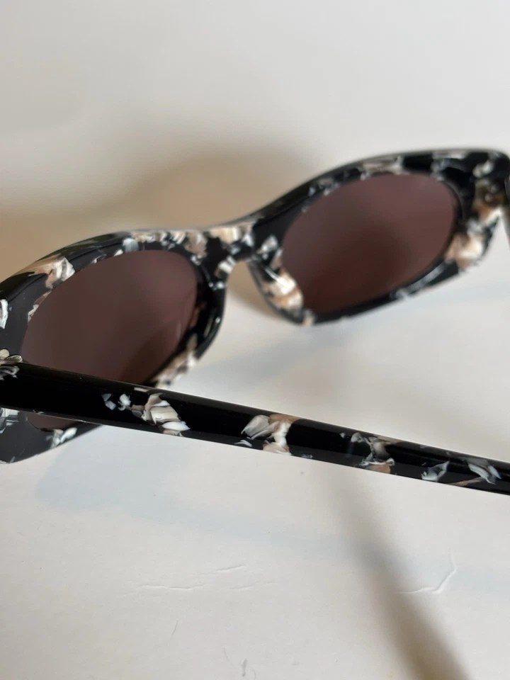 Gafas de sol para mujer Le Specs Luxe Deep Shade 190143 negras/rosas florales ojo de gato” Foto 4 de 4