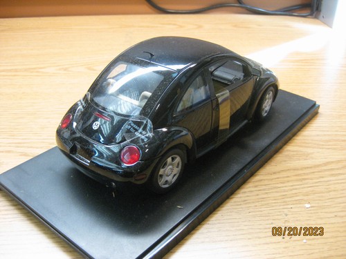1/18 1998 VOLKSWAGEN VW NEW BEETLE IN BLACK BY GATE # 01033 - Picture 8 of 13