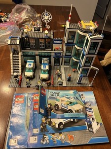 Lego city 7498, Commissariat de police complet avec boite et