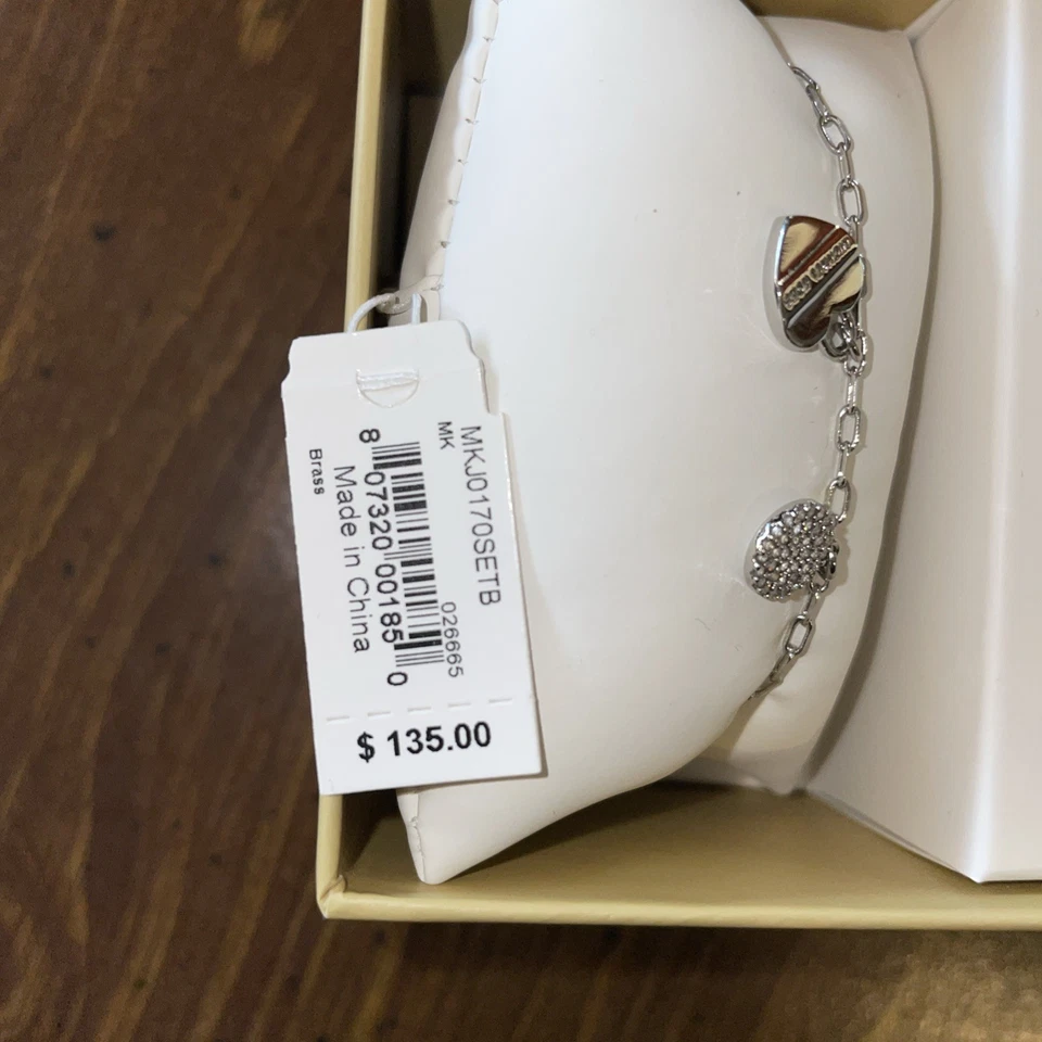 Juego de pulsera y pendientes Michael Kors Charm tono plata. Nuevo en caja con etiquetas Foto 2 de 3