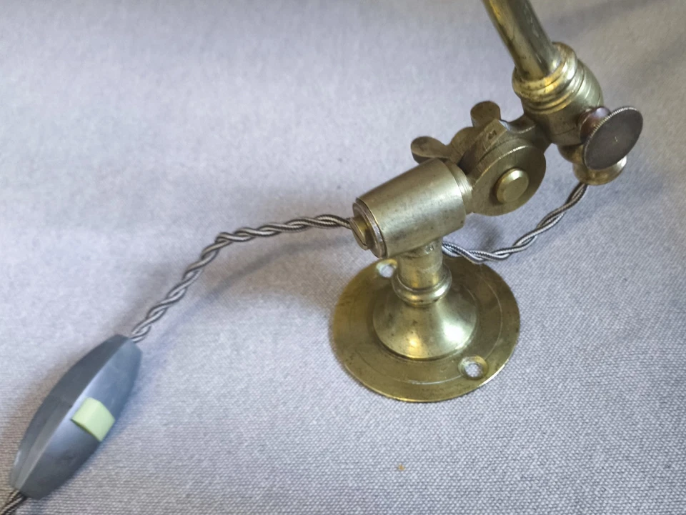 Ancienne applique murale bec à gaz en laiton, bras articulé et tulipe en verre - Photo 4/4