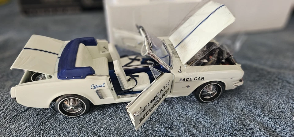 Ford Mustang Indy 500 Pace Car Convertible 1:18 Diecast Par 1964 y 1994 Foto 4 de 4