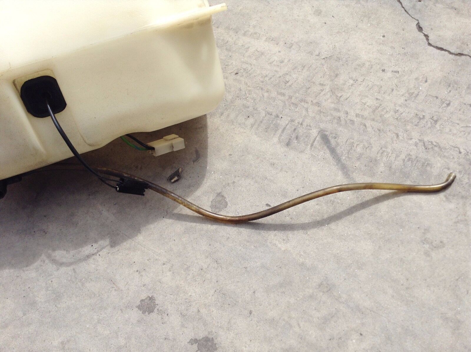 81 - 91 ROLLS ROYCE SILVER SPUR WINDSHIELD WASHER TANK & MOTOR PUMP bott