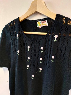 Vintage schwarzer geblümter Pullover | handgefertigtes Kurzarm Strickoberteil | Medium