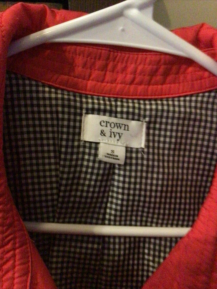 Chaqueta Crown & Ivy para mujer talla pequeña roja acolchada acolchada dorada cremallera a presión, bolsillos Foto 2 de 4