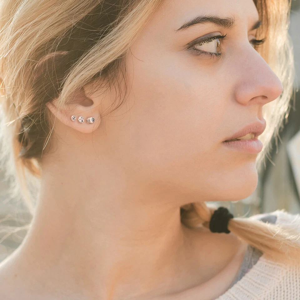 Juego de pares de aretes de acero quirúrgico con gemas centradas en la parte posterior del tornillo Foto 4 de 4