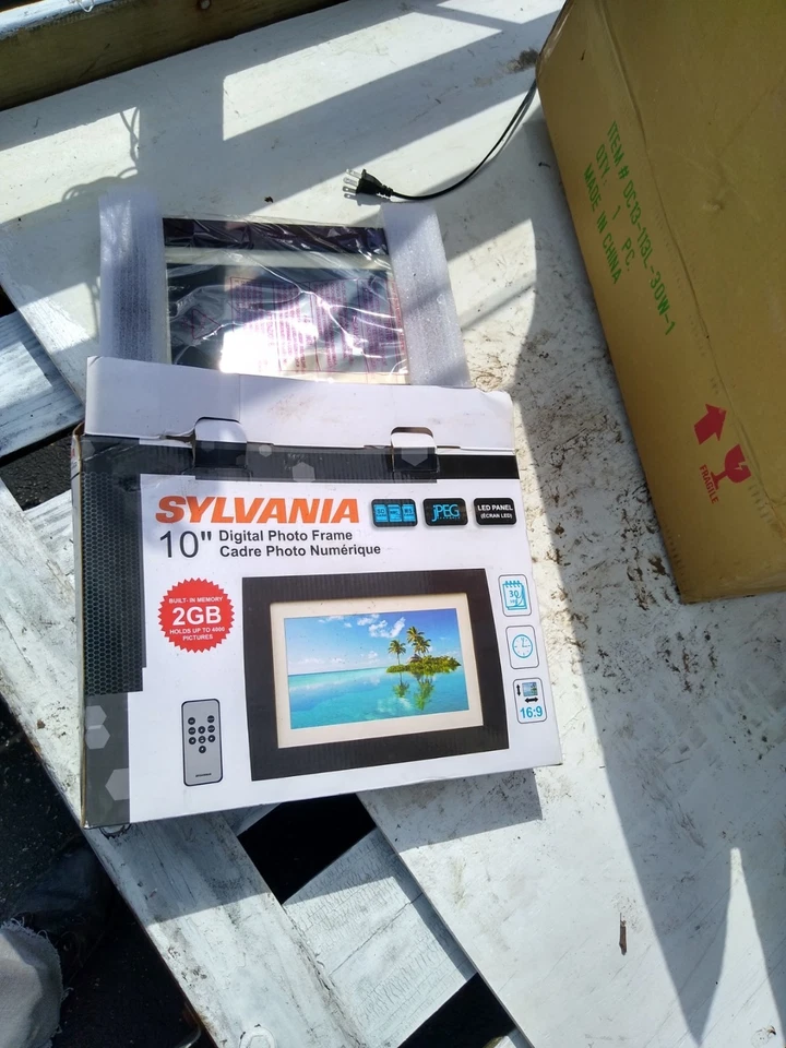 Sylvania 2 GB  10 in Digital Photo Frame jpeg (perhaps MP3 but uncertain) - Image 2 of 4