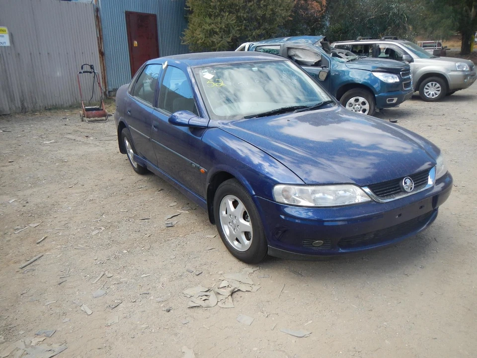 HOLDEN VECTRA LEFT HEADLAMP JS -VALEO BRAND-GREY BACKING TYPE  08/1999-12/2002 - image 2 of 4