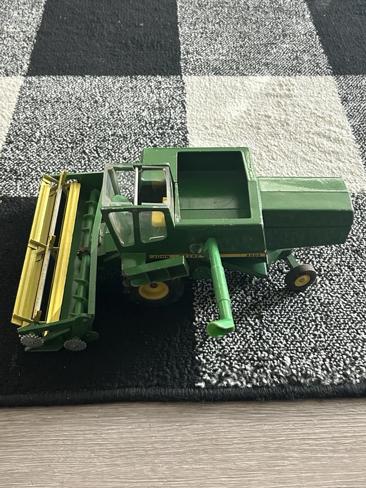 Vintage ERTL John Deere Combine  Die-Cast Metal Farm Equipment  - Image 2 of 4