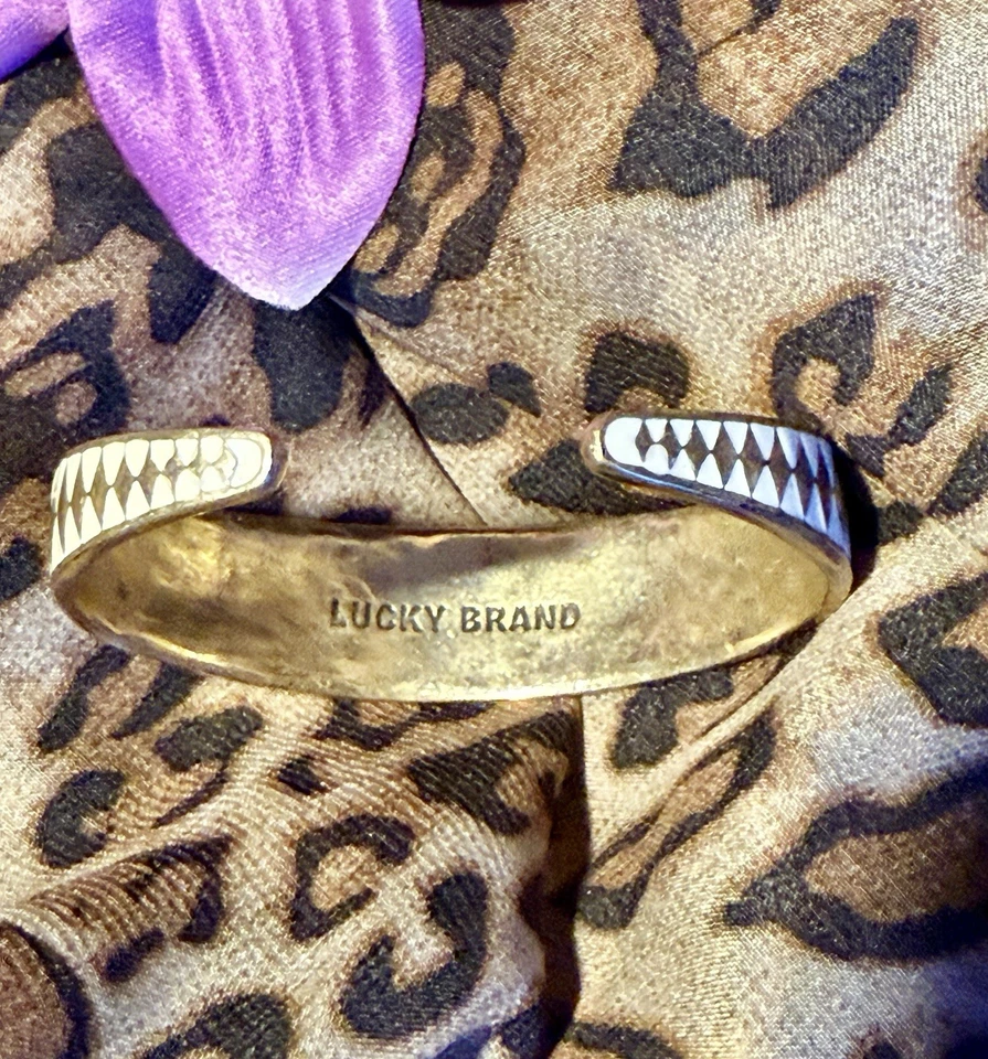 Lucky Brand ✨Dorado✨ con Esmalte Blanco🍃Puño🍃Pulsera Impresionante VENTA AL POR MENOR $55 Foto 3 de 4