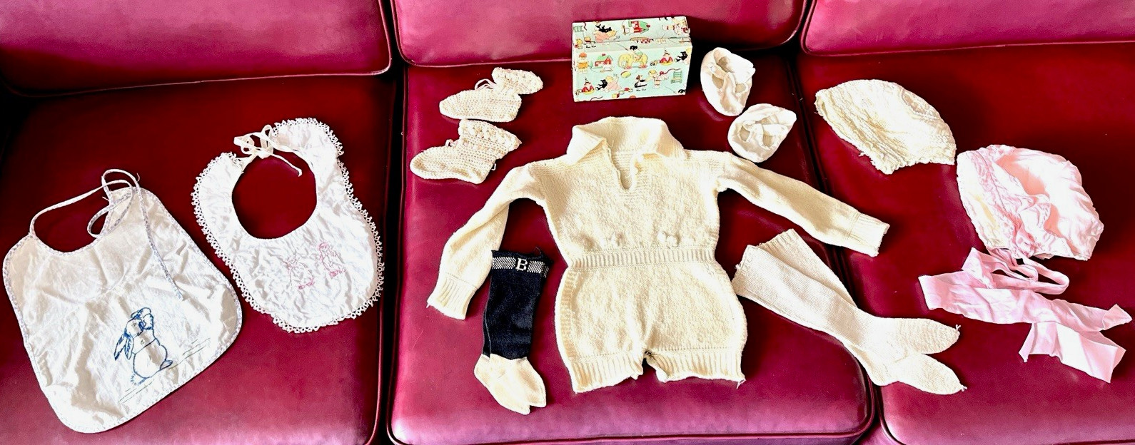 Lote De Colección Años 1910-1930 Infantil/Muñeca Ropa Tejida a Mano Mameluco Calcetines Zapatos Baberos Gorros