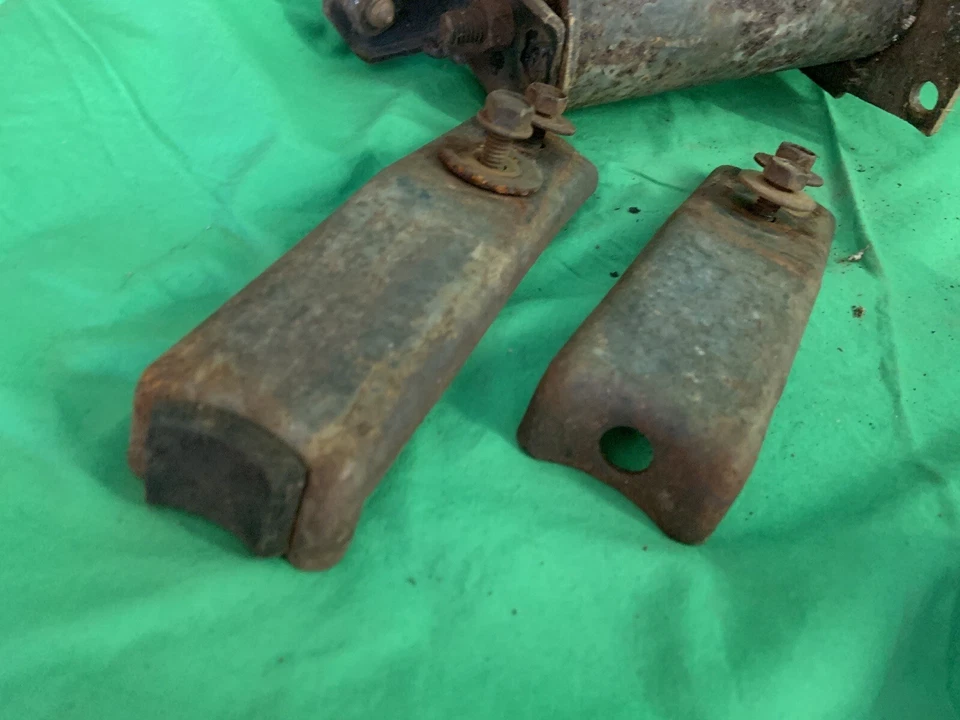 Oldsmobile Cutlass Salon Supreme 1976 1977 parachoques delantero amortiguadores par de soportes Foto 4 de 4