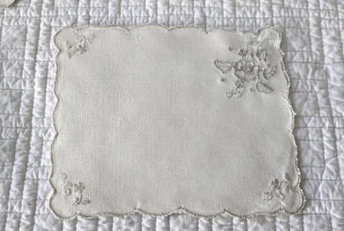 12 Servilletas de Cóctel Marghab Vintage Hibisco Floral Patrón Festoneado - Imagen 7 de 8