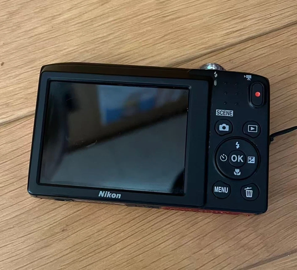 Cámara digital compacta Nikon COOLPIX A100 roja 20 MP probada desde Japón Foto 2 de 4