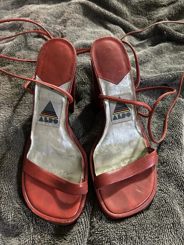 Tacones de cuero rojo Aldo Y2K con cordones que atan la pantorrilla media talla 8 para mujer Foto 3 de 3