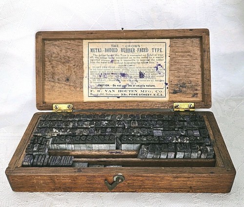Lovely Antique Wooden Box Containing "CROWN" Metal Bodied Rubber Stamp Type Set - Picture 2 of 24