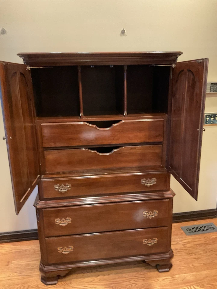 Ethan Allen Georgian Court Dresser/Wardrobe - Image 2 of 4