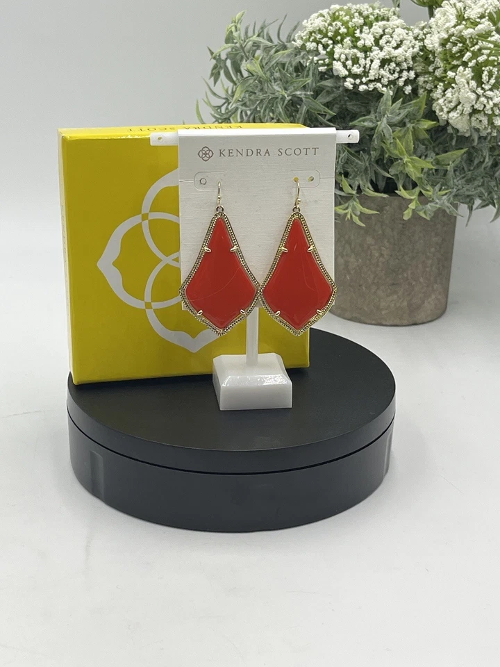 Pendientes colgantes Kendra Scott Red Alejandría enchapados en oro de 14k vidrio Foto 3 de 4