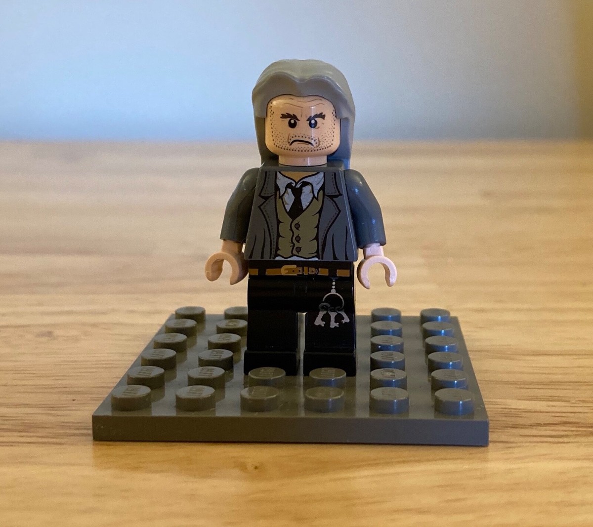 Lego Harry Potter's ARGUS FILCH Minifigure (hp097) Hogwarts Castle Set  4842