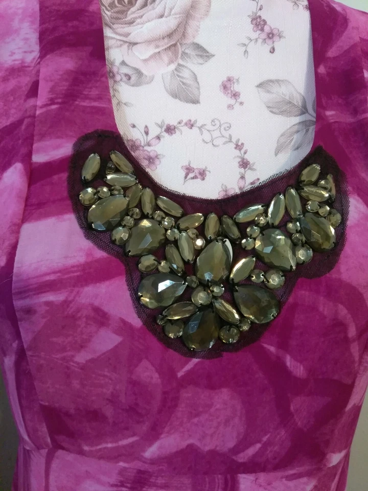 Vestido feminino Simply Vera Vera Wang pequeno rosa multicolorido decote redondo com miçangas - Imagem 3 de 4