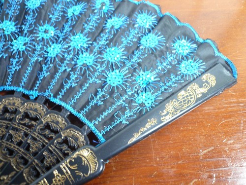 Chinesischer Handfächer blau mit Pailletten 16" geöffnet - Bild 3 von 6