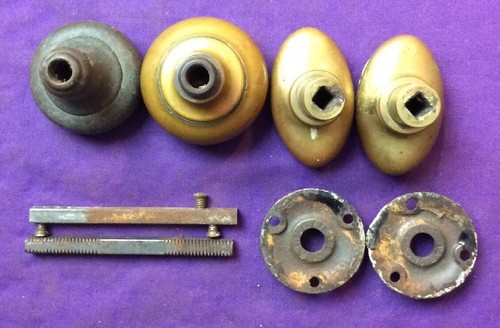 2 Brass Doorknobs 2 Partial Brass , 2 Backplates And 2 Spindles Used Vintage - Picture 3 of 3
