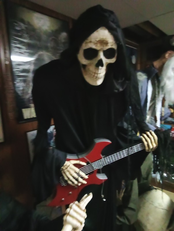 Haunted Living Lowes  7-ft Bluetooth Reaper LED Guitar Player Used