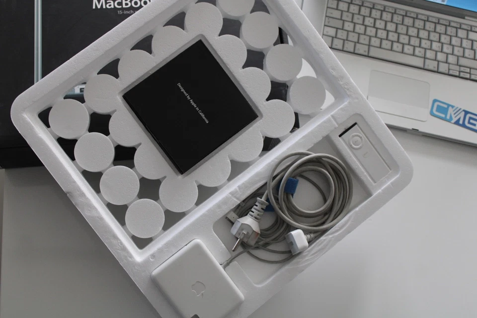 Apple MacBook Pro 15,4" 2.16GHz Core 2 DUO 1GB RAM 120GB HDD A1211 VINTAGE 2005 - Bild 2 von 4