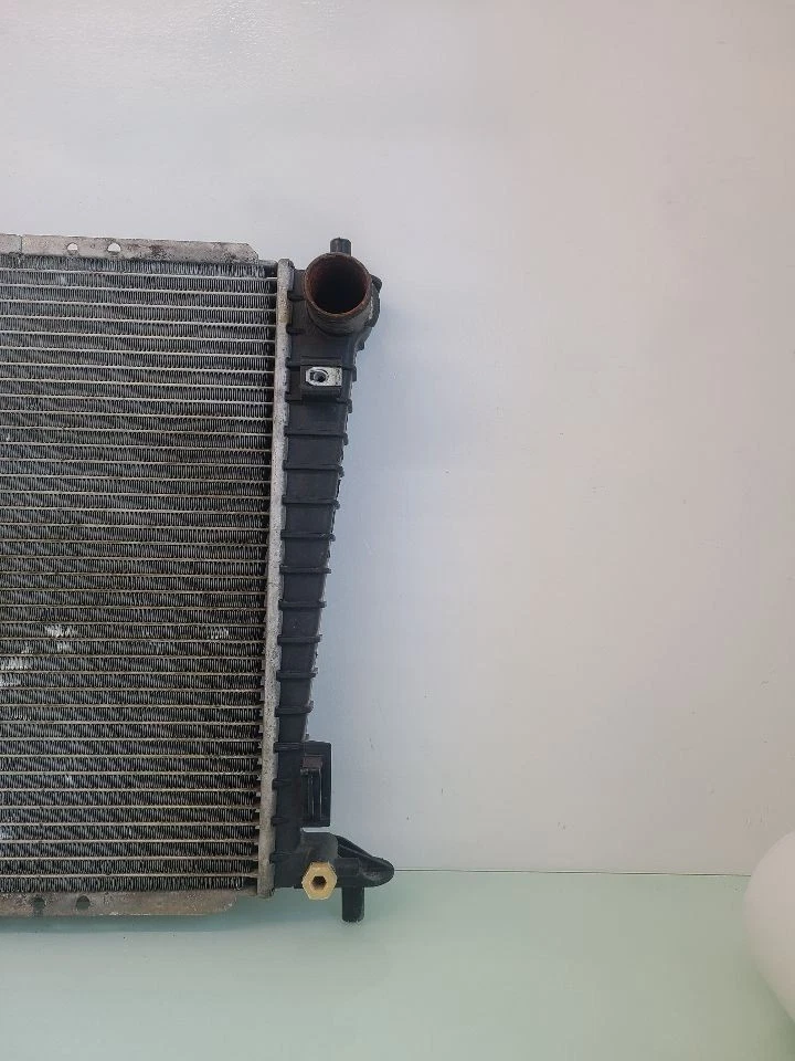 Radiator Heritage 8-330 ID XL3H-AB Fits 99-04 FORD F150 PICKUP 582093 Foto 2 de 4