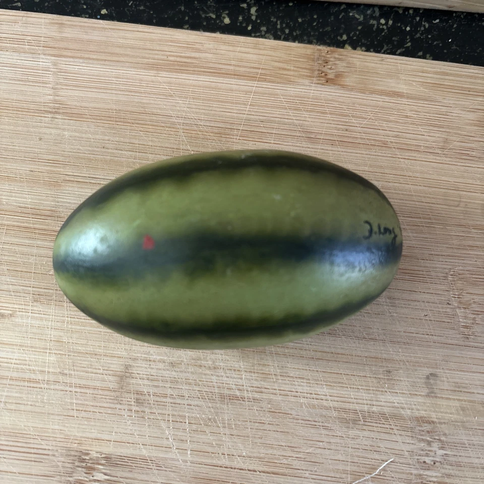 Ornamento de madeira pintado à mão motivo melancia assinado D. Long 90 - Imagem 3 de 4