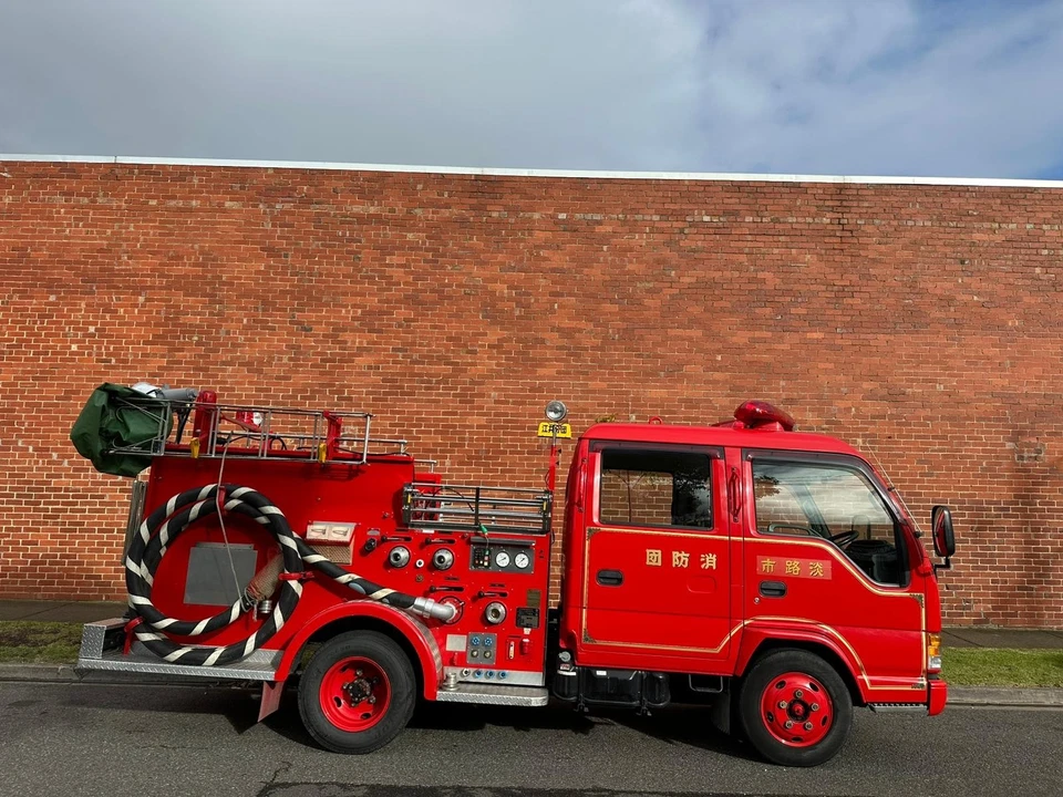 Isuzu Fire Truck, 6 Seater, Genuine 11900km - image 3 of 4