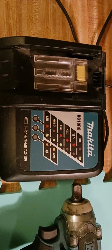 Makita 1/2" Drive Impact con 2 baterías y cargador Foto 4 de 4