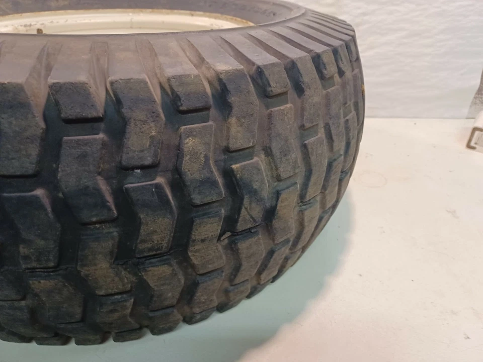 1657753 SIMPLICITY ALLIS CHALMERS RODA E PNEU DE TRATOR - Imagem 4 de 4