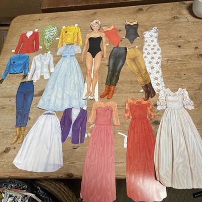 Seltenes Prinzessin Diana Anziehset (1994) mit verschiedenen Kleidungsstücken - Brautkleid