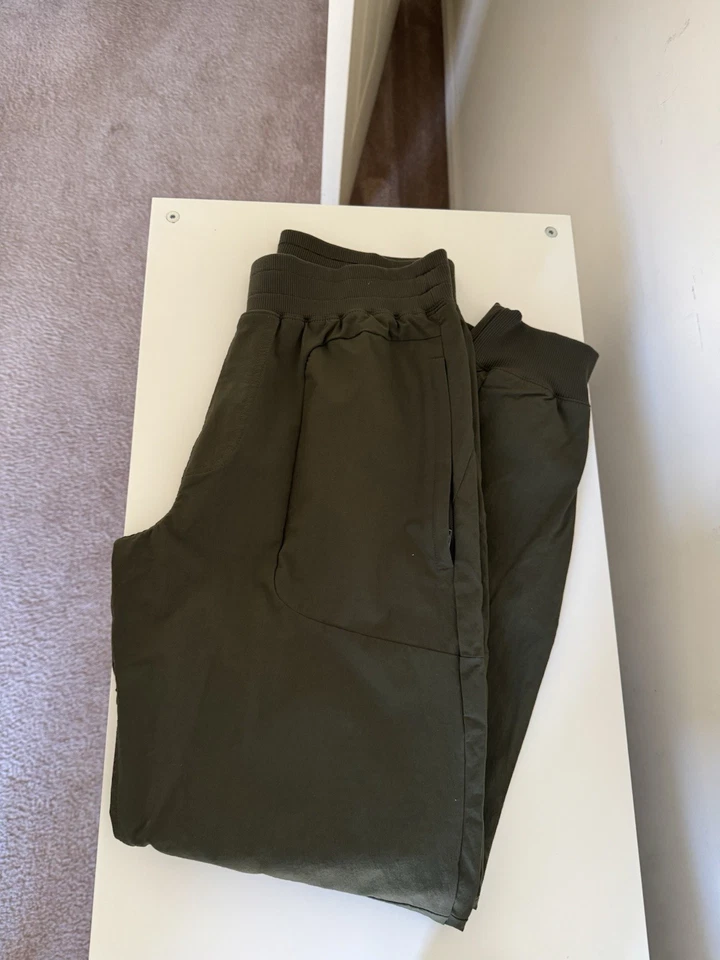 Pantalones deportivos Alo Co-Op para hombre pequeños verdes oliva Foto 4 de 4