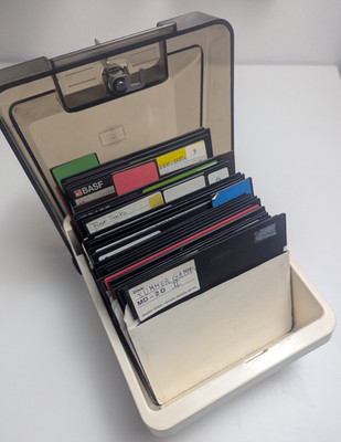 Commodore C64 & 128 5 1/4'' Disketten in Diskettenbox | 0060