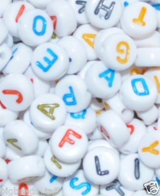 100 Perles Acryliques Plates Rondes 7mm - Mélange Blanc Et Coloré, Lettres/alphabets, Pour Bijoux