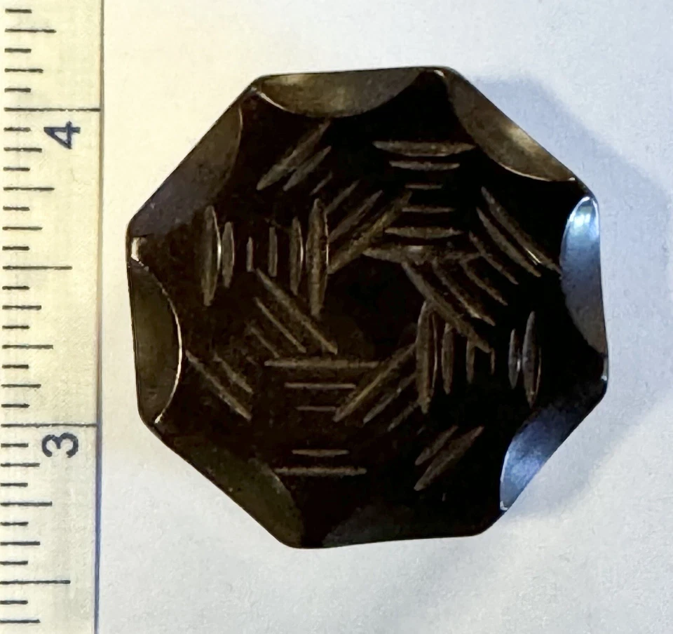 De colección Antiguo Grande 1.5” Tallado Baquelita Botón Grueso Grabado Octogonal BA30 Foto 3 de 4