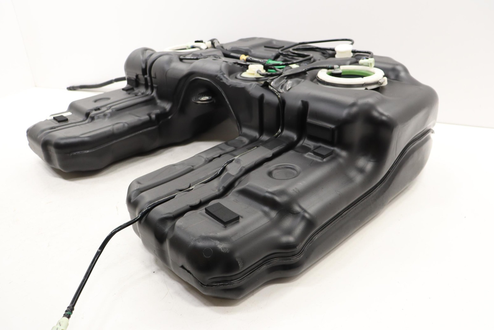 2014 - 2018 BMW X5 F15 REAR FUEL GAS TANK RESERVOIR STORAGE BOTTLE OEM