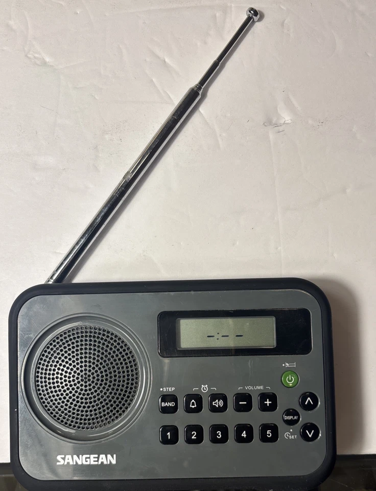 Radio digital AM/FM portátil Sangean PR-D18 de colección probado funciona parachoques de goma Foto 2 de 4