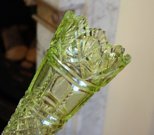 Antique Vaseline pearline glass vase cut glass - Picture 6 of 7