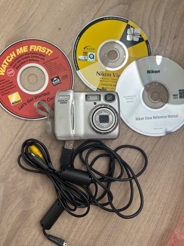 Nikon Coolpix 2200 Digital Camera 4.0MP Silver With Accessories & CDs