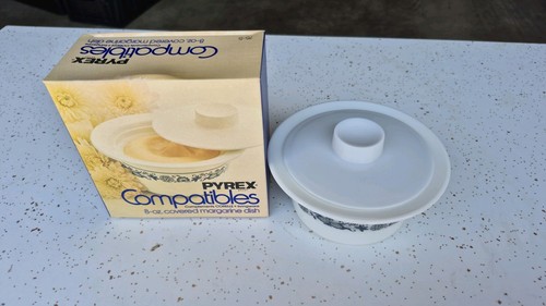 Vintage Pyrex Compatibles Old Town Blue Round Margarine Tub NIB Lid - Picture 3 of 17
