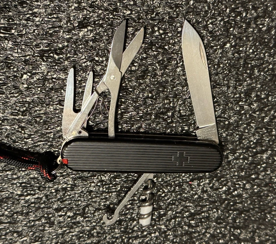 Victorinox Golfer 91 mm con básculas de aluminio acanaladas Swiss Bianco negras personalizadas Foto 3 de 4