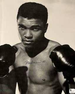 MUHAMMAD ALI Signed Autograph VINTAGE 8x10 Photo..BOXING Legend (d.2016) GAI COA