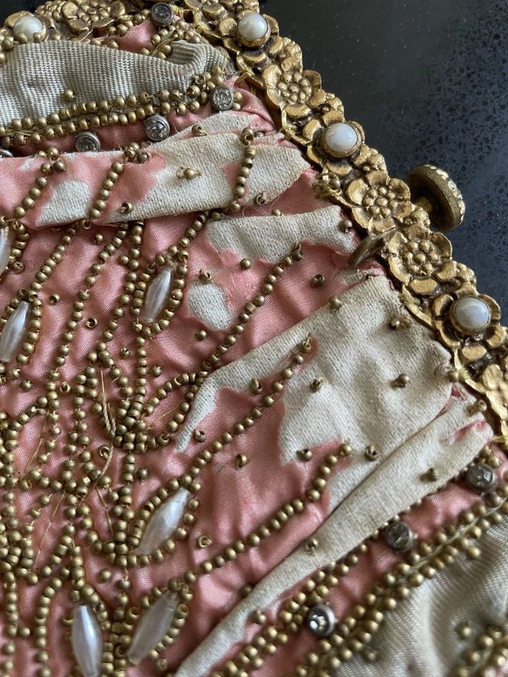 Antiguo bolso de noche con cuentas de oro de seda rosa hecho en Francia necesita reparación Foto 3 de 4