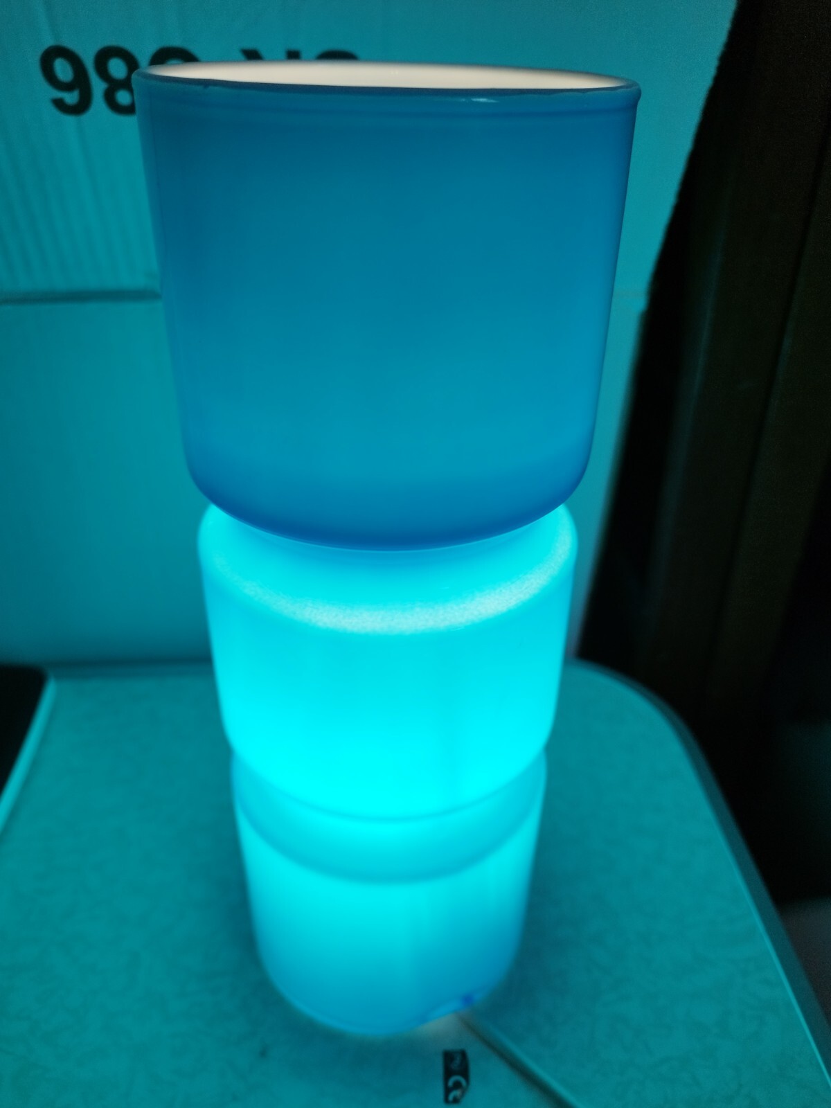 Lampe bleue de table en verre souvenir nostalgique des années 90