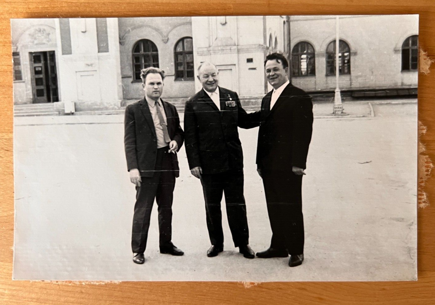 LOTTO Foto sovietica anni '70 uomo in abito acconciatura divertente uomo in cravatta foto vintage